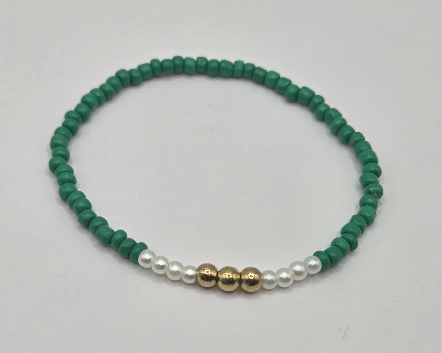 Handgemachtes Armband – individuell anpassbar, mit grünen und weißen Perlen