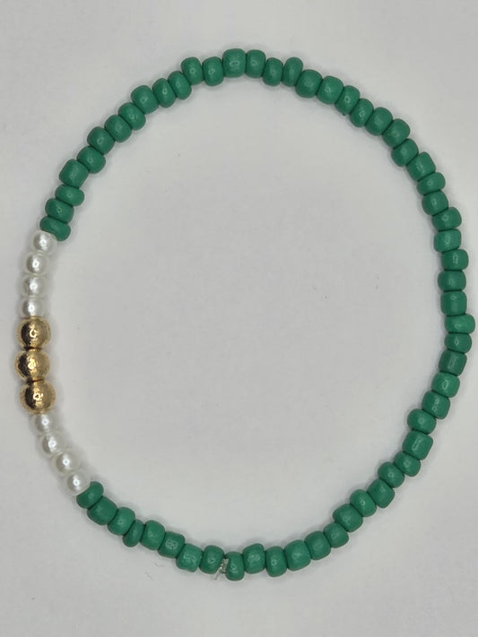 Handgemachtes Armband – individuell anpassbar, mit grünen und weißen Perlen