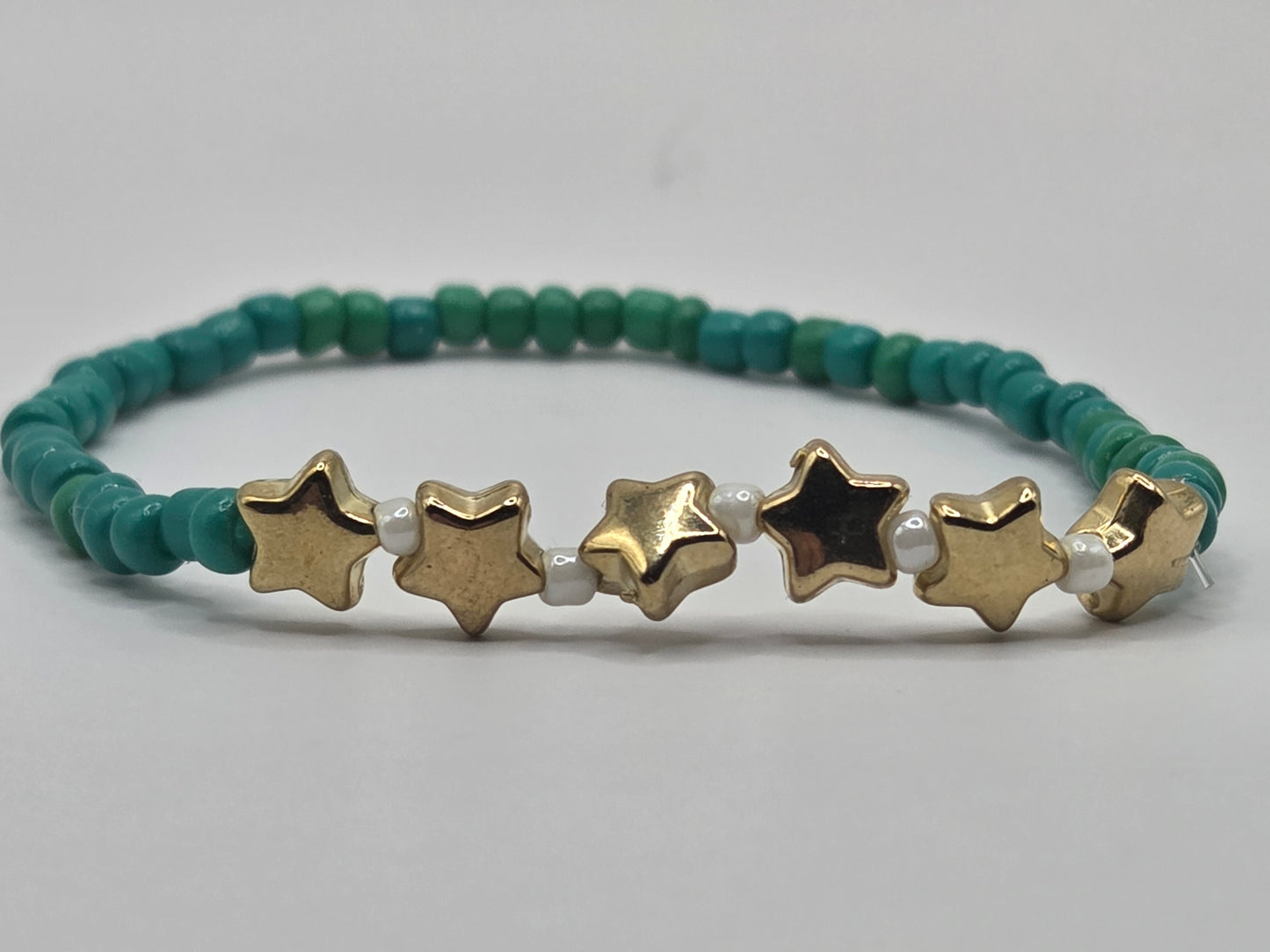 Handmade bracelet with green stars – customizable fashion jewelry as a gift or accessory