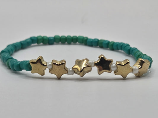 Handgemachtes Armband mit grünen Sternchen – personalisierbarer Modeschmuck als Geschenk oder Accessoire