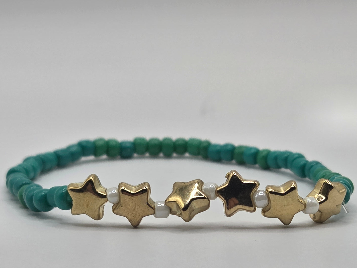Handmade bracelet with green stars – customizable fashion jewelry as a gift or accessory