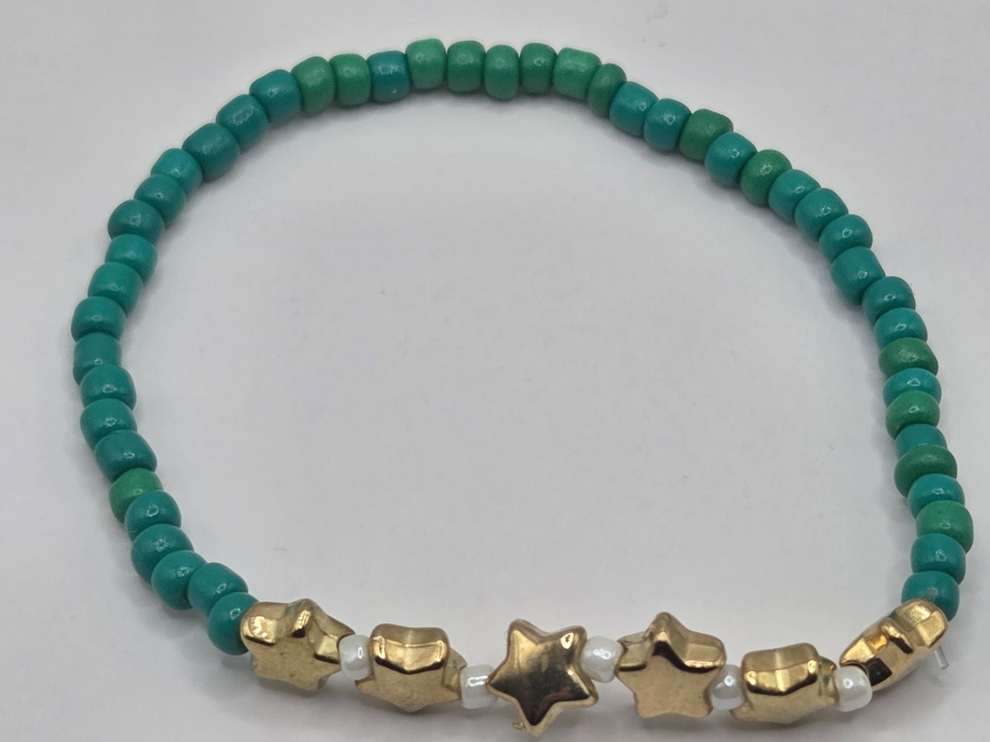 Handmade bracelet with green stars – customizable fashion jewelry as a gift or accessory