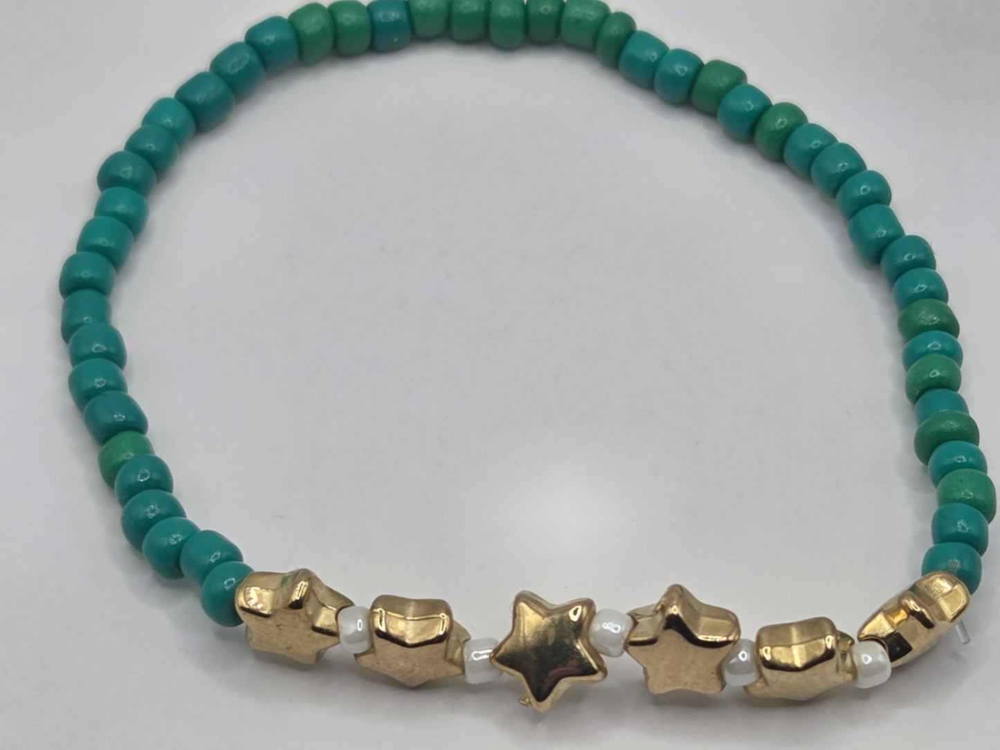 Handmade bracelet with green stars – customizable fashion jewelry as a gift or accessory