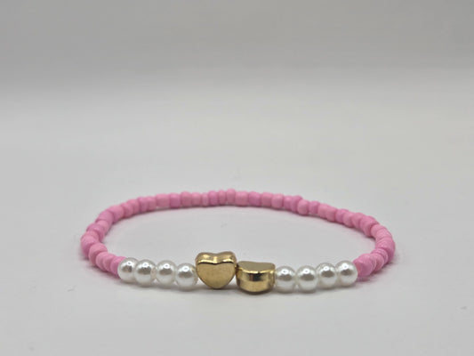 Handgemachtes Armband in Rosa mit Herz – liebevoller, personalisierbarer Schmuck