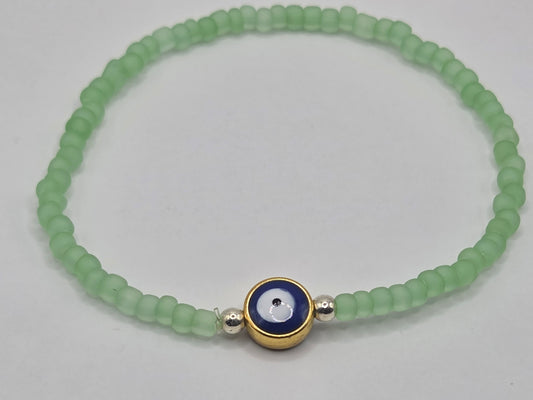Handgemachtes Armband in Mintgrün mit Evil Eye – zarter Schutzschmuck