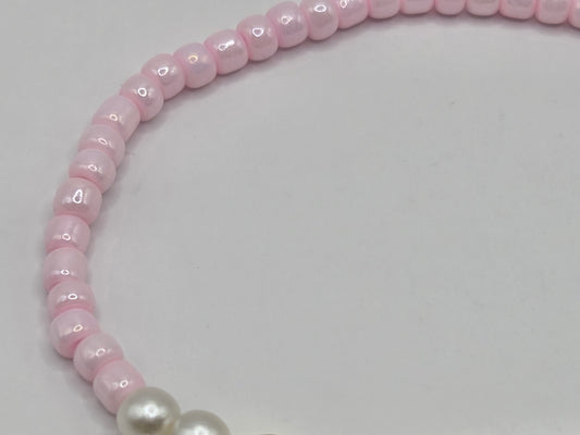 Zart & voller Liebe – handgemachtes Armband in Rosa mit Herz-Details