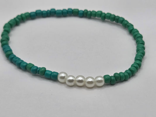 Handgemachtes Armband in Dunkelgrün