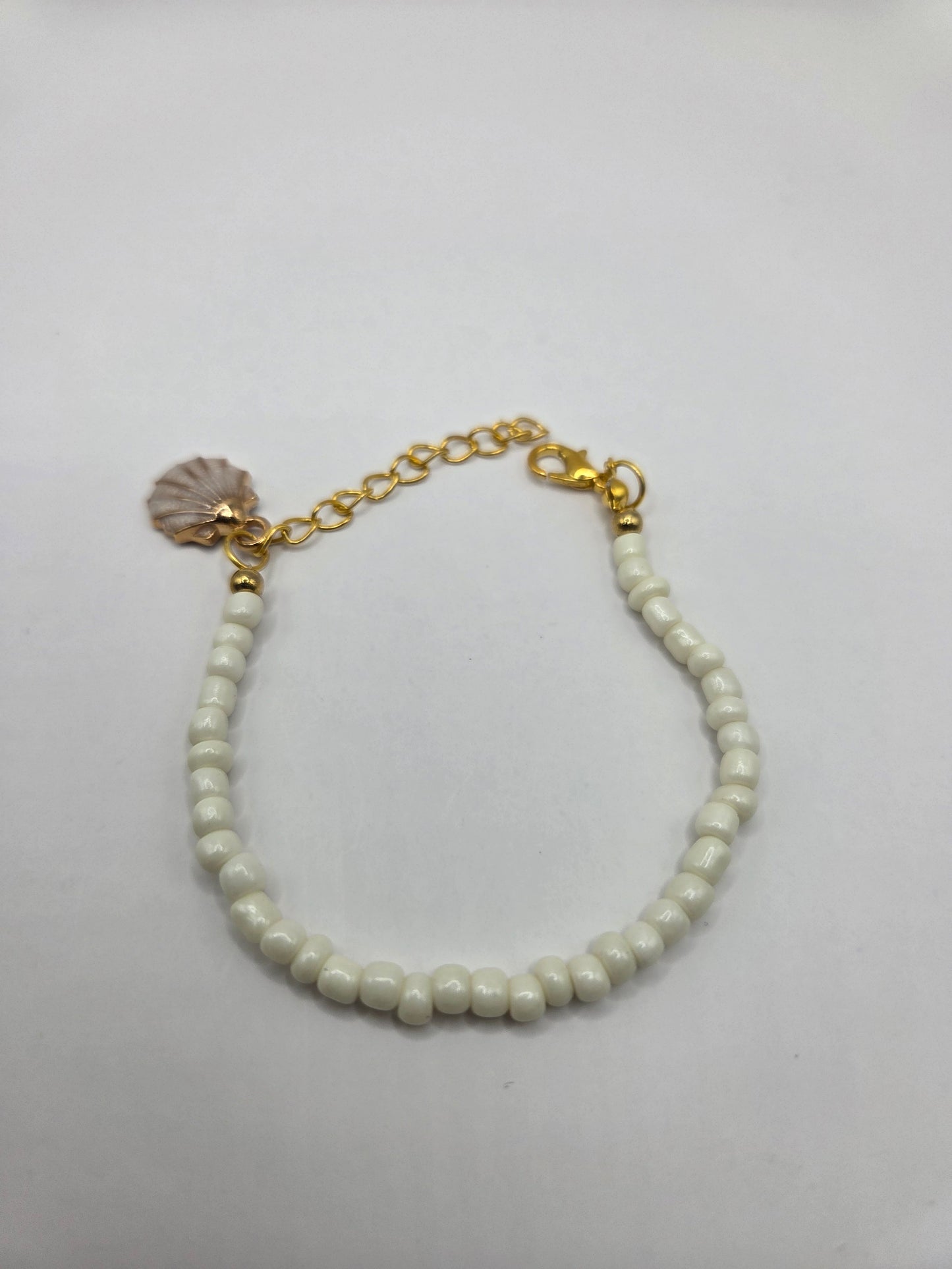 Handmade bracelet in white – clarity & lightness