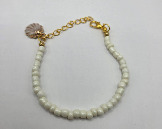 Handgemachtes Armband in Weiß – Klarheit & Leichtigkeit