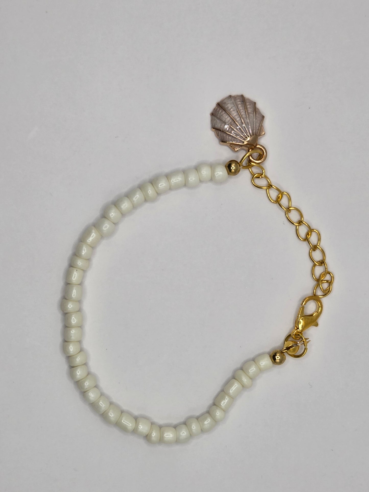 Handmade bracelet in white – clarity & lightness