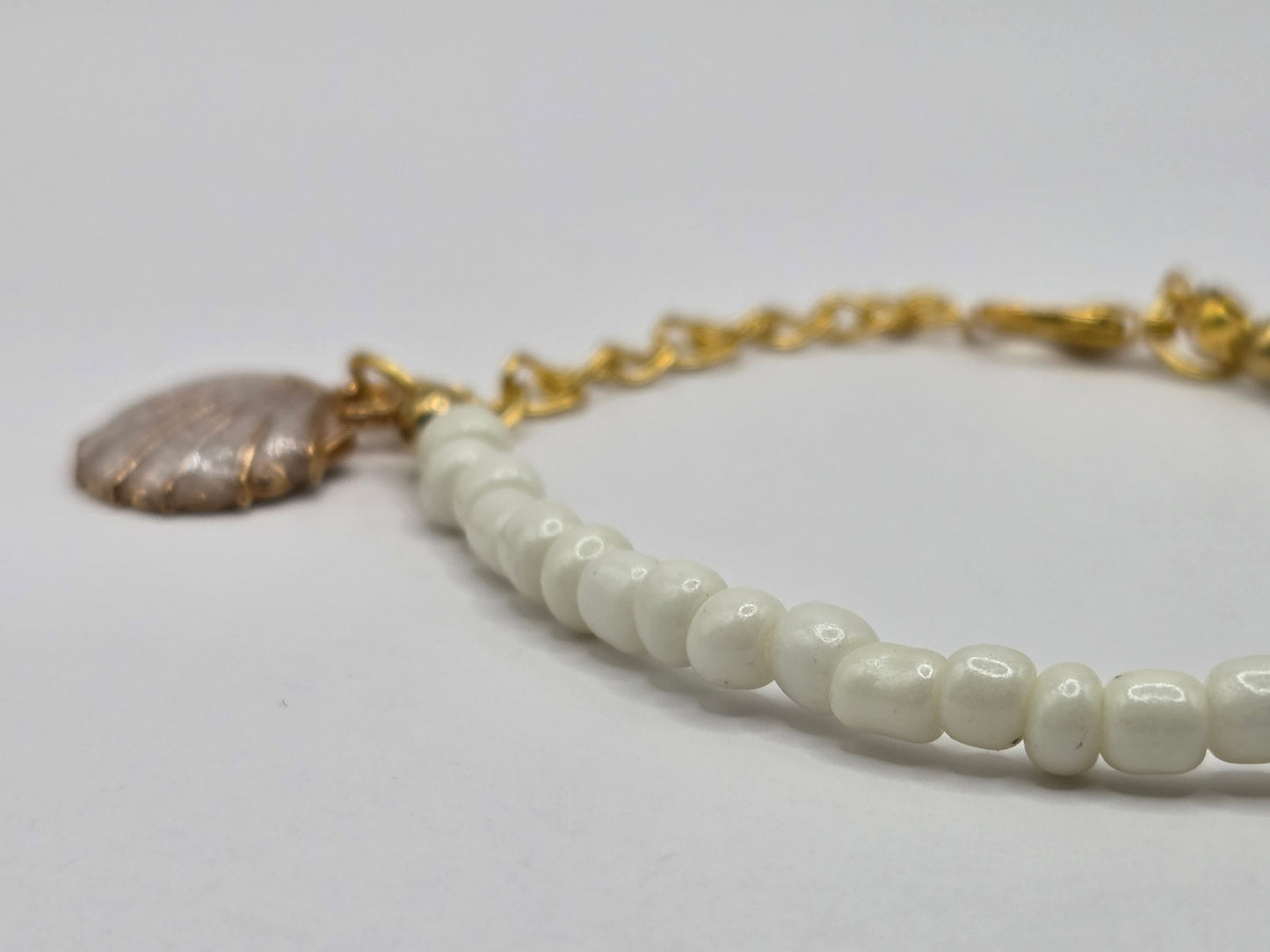 Handmade bracelet in white – clarity & lightness