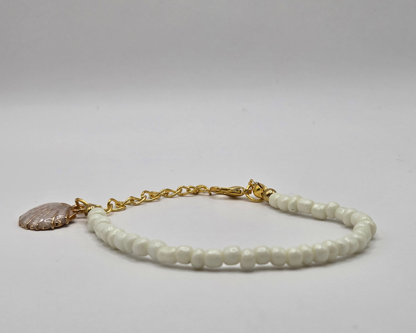 Handmade bracelet in white – clarity & lightness