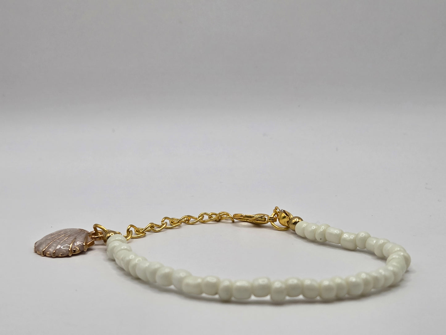 Handmade bracelet in white – clarity & lightness