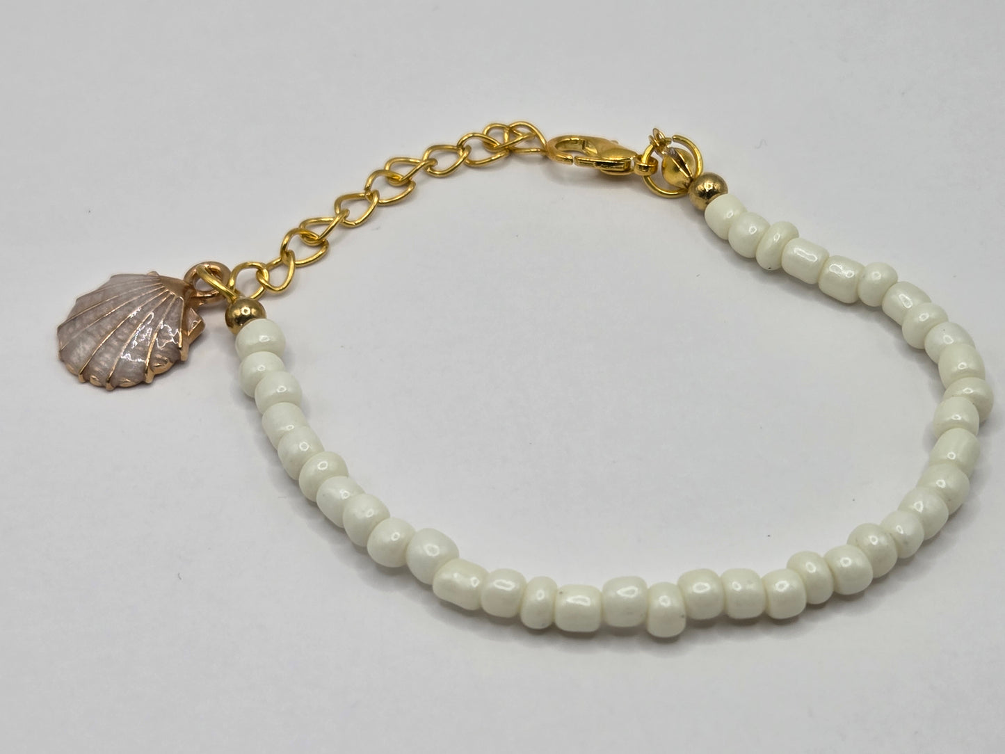 Handmade bracelet in white – clarity & lightness