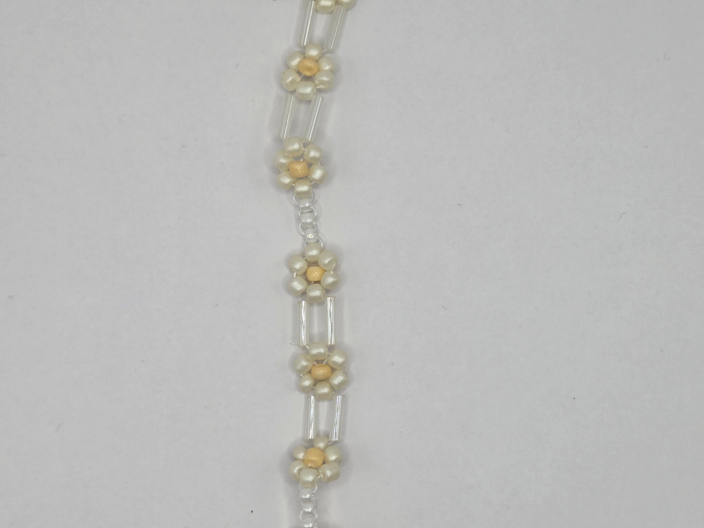 Handgemachtes Armband mit beigen Daisy-Blumen