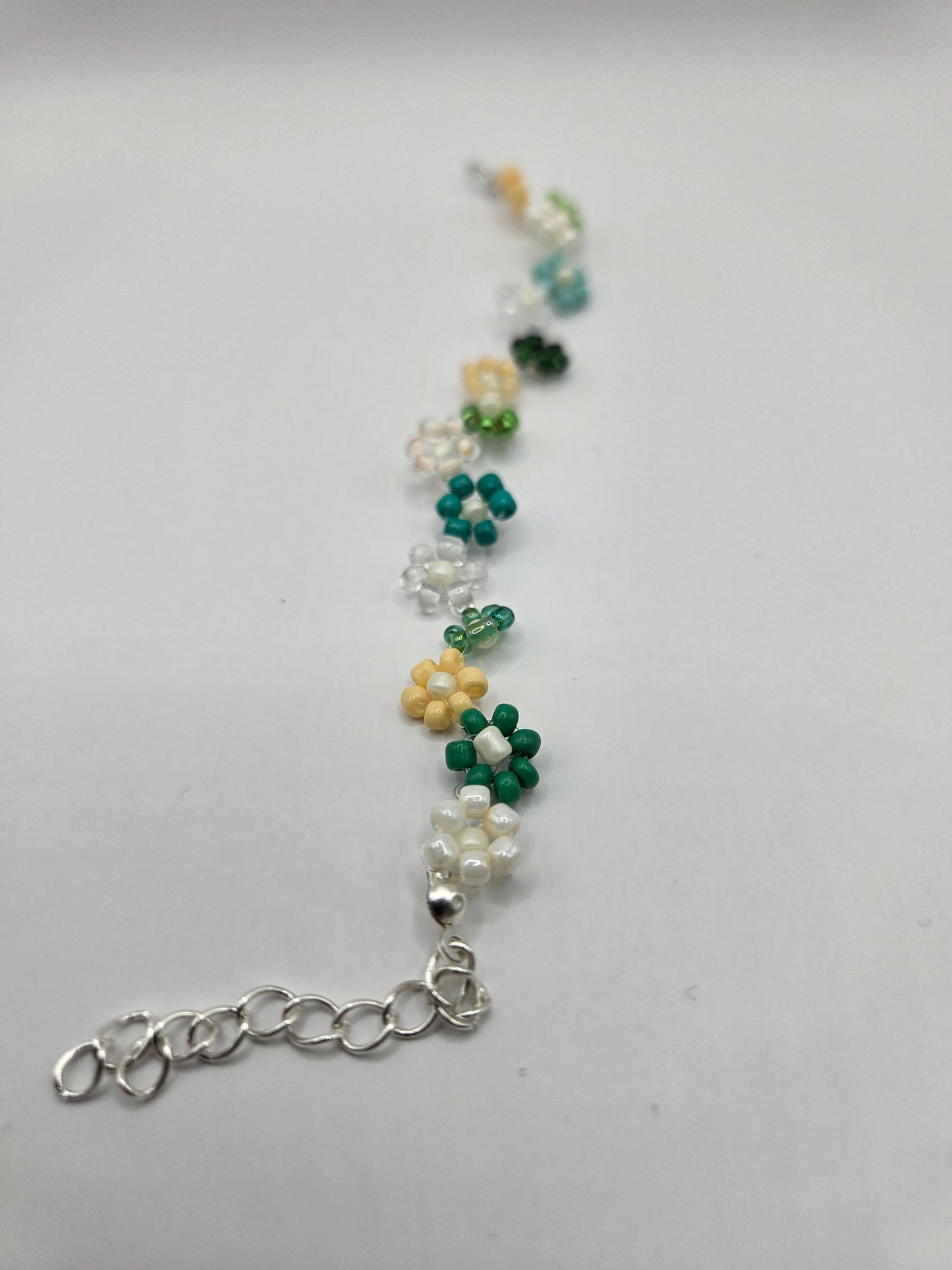 Handmade bracelet with daisy flowers