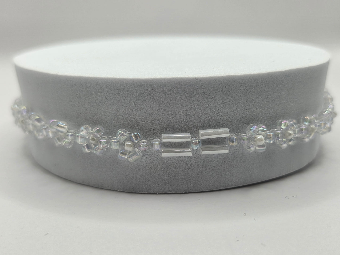 Handmade bracelet in white with daisy flowers