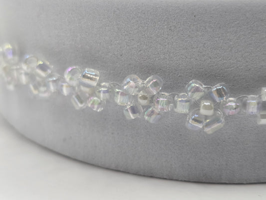 Handgefertigtes Armband im Weiß mit Daisy-Blumen