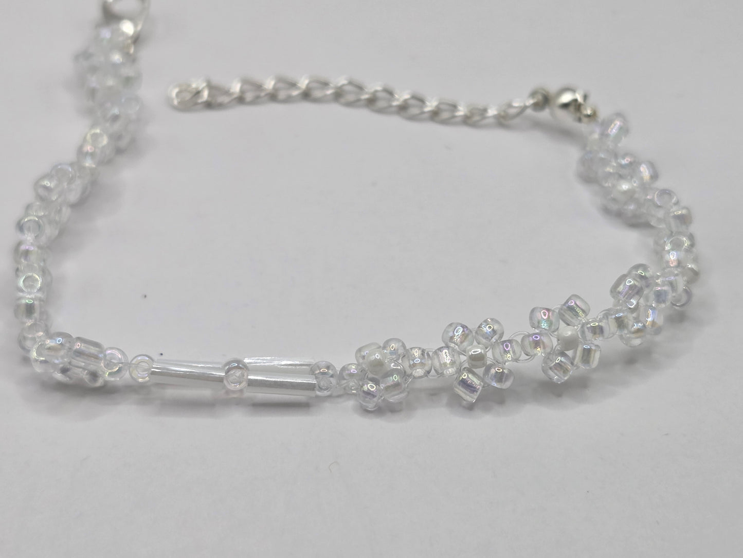 Handmade bracelet in white with daisy flowers
