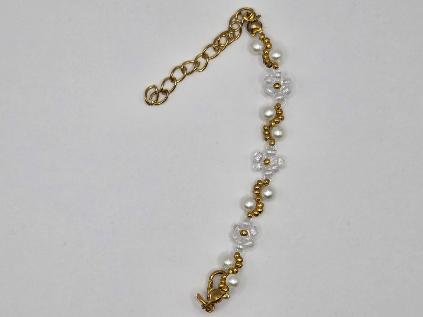 Handmade bracelet in white and gold with daisy flowers and pearls