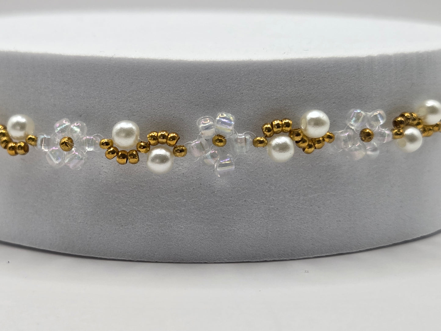 Handmade bracelet in white and gold with daisy flowers and pearls