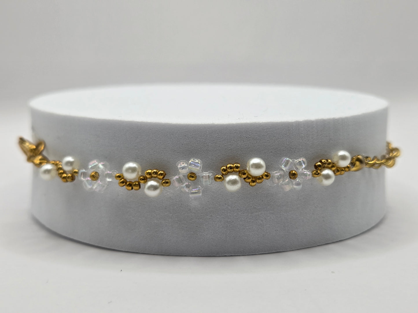 Handmade bracelet in white and gold with daisy flowers and pearls