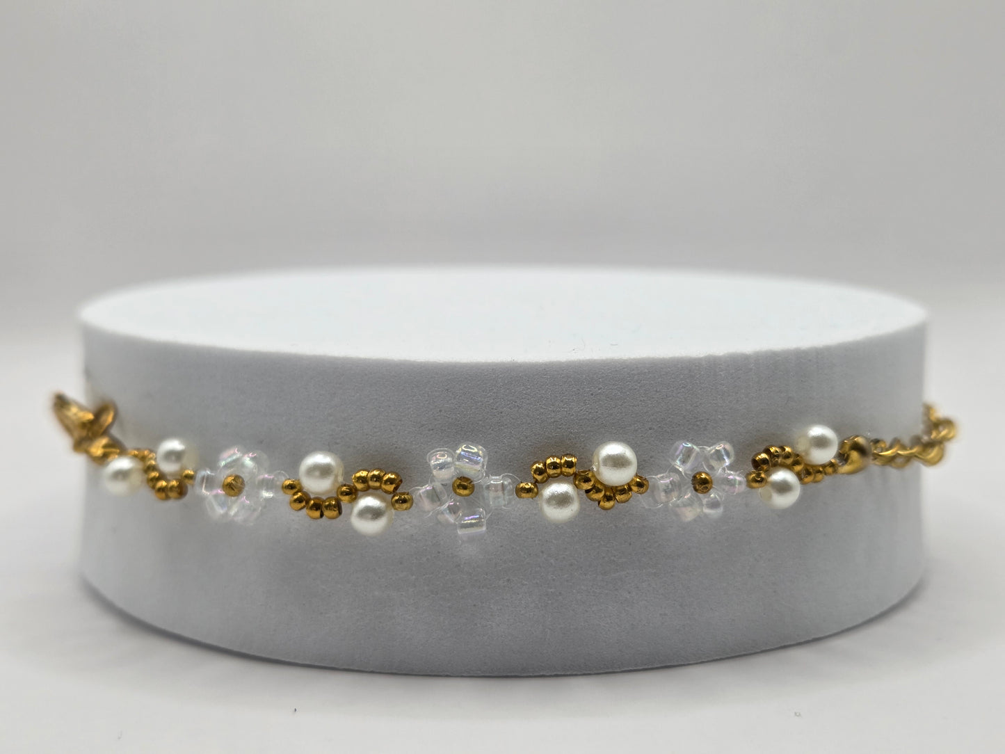 Handmade bracelet in white and gold with daisy flowers and pearls
