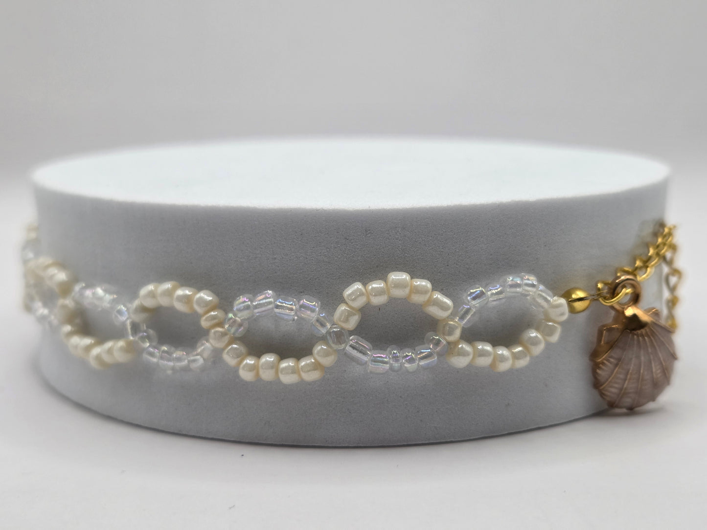 Handmade bracelet in white and beige