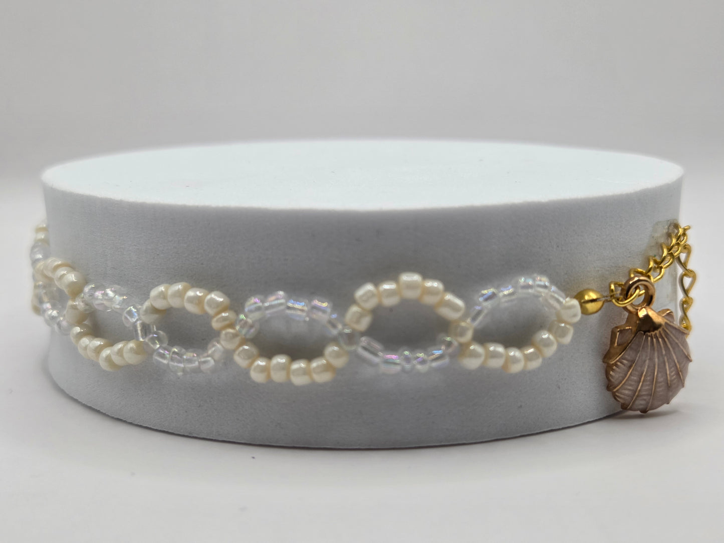 Handmade bracelet in white and beige
