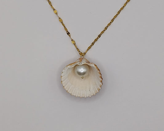Halskette mit Muschel & kunst. Perle – handgefertigt & einzigartig
