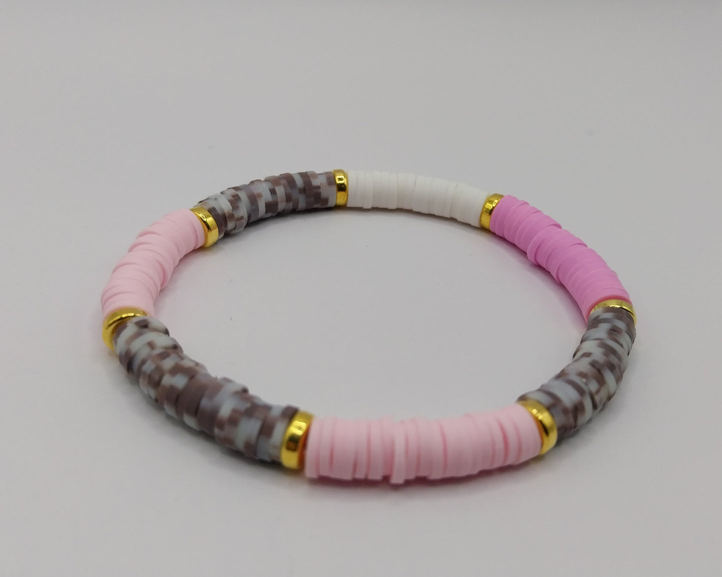 🌸 Handgemachtes Armband – Pink, Lila, Weiß & Grau mit goldfarbenen Details 🌸