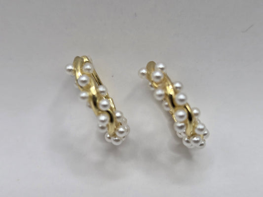 ✨ Trendige Band-Ohrringe mit simulierten Perlen – elegant & modern