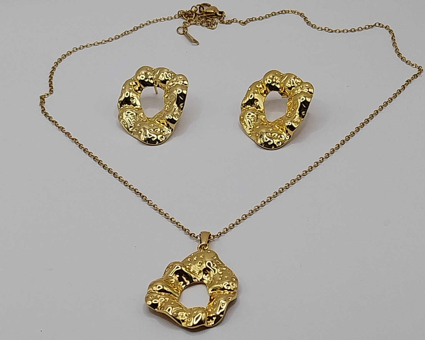 Schmuckset: Goldfarbenes Statement Design (Halskette & Ohrringe)