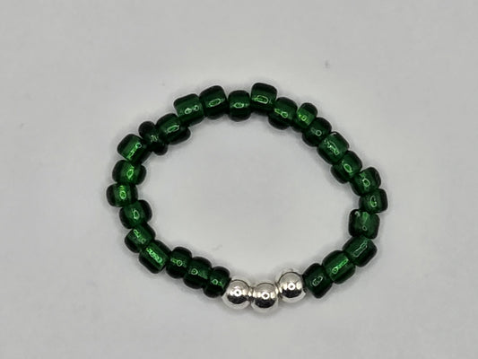 🌿 Handgefertigter Ring in Dunkelgrün mit silberfarbenen Perlen – schlicht, stilvoll & individuell