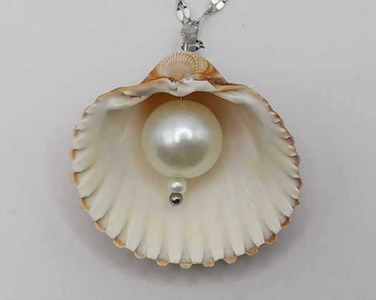 Halskette mit Muschel & Perle – handgefertigt; einzigartig