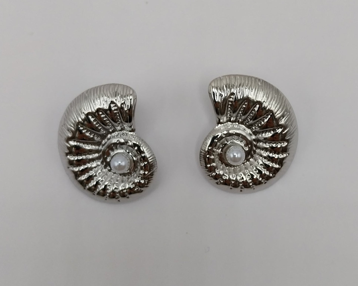 Moderne Edelstahl-Ohrringe im Muschel-Design – Silberfarben