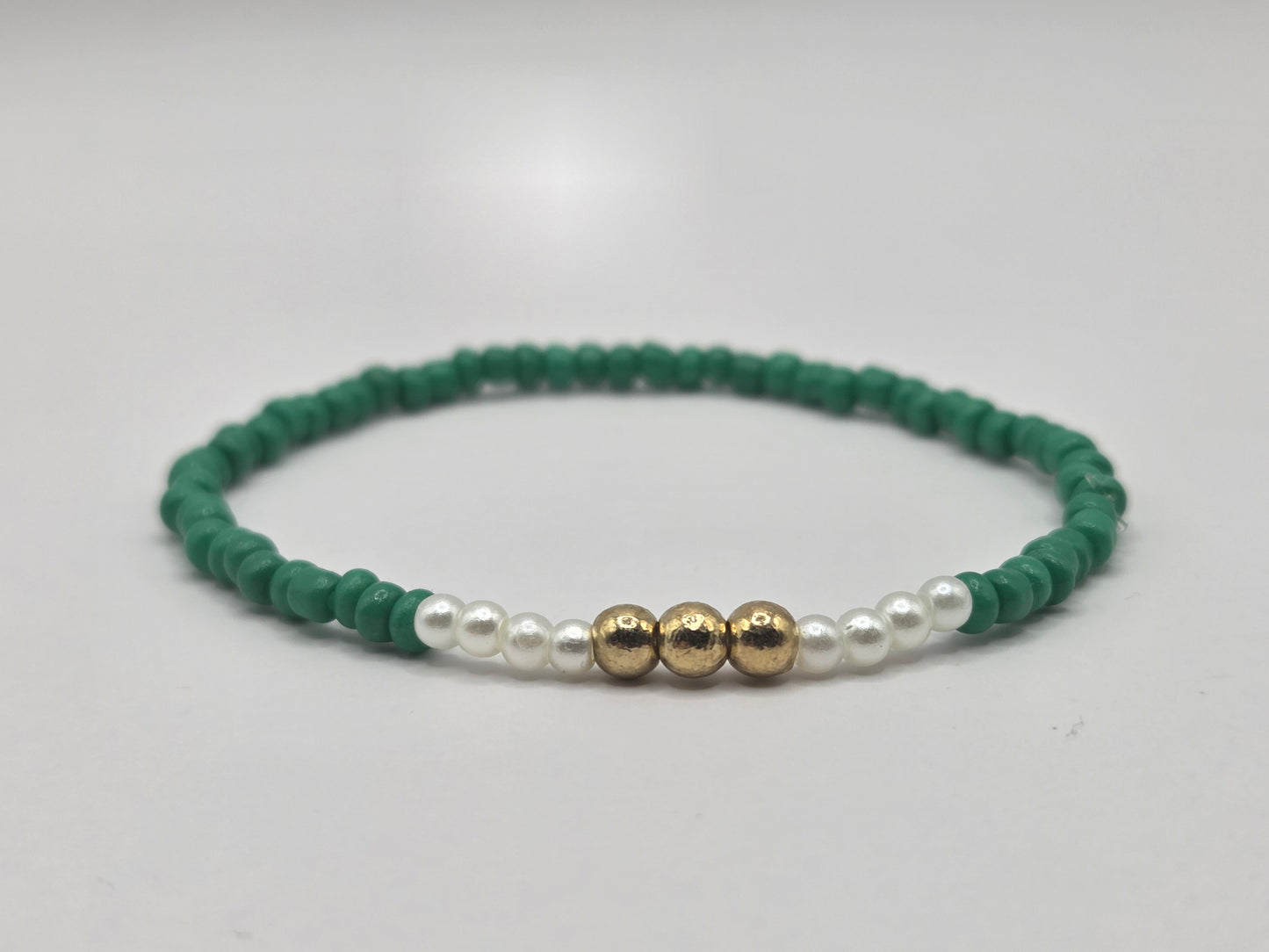 Handmade bracelet – customizable, with green and white beads