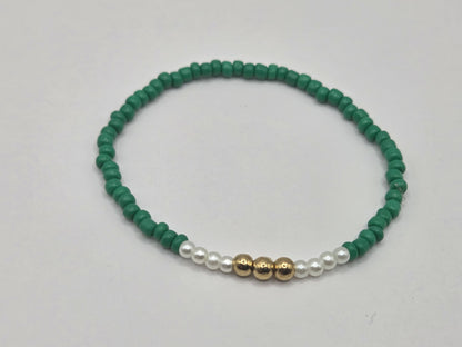 Handmade bracelet – customizable, with green and white beads