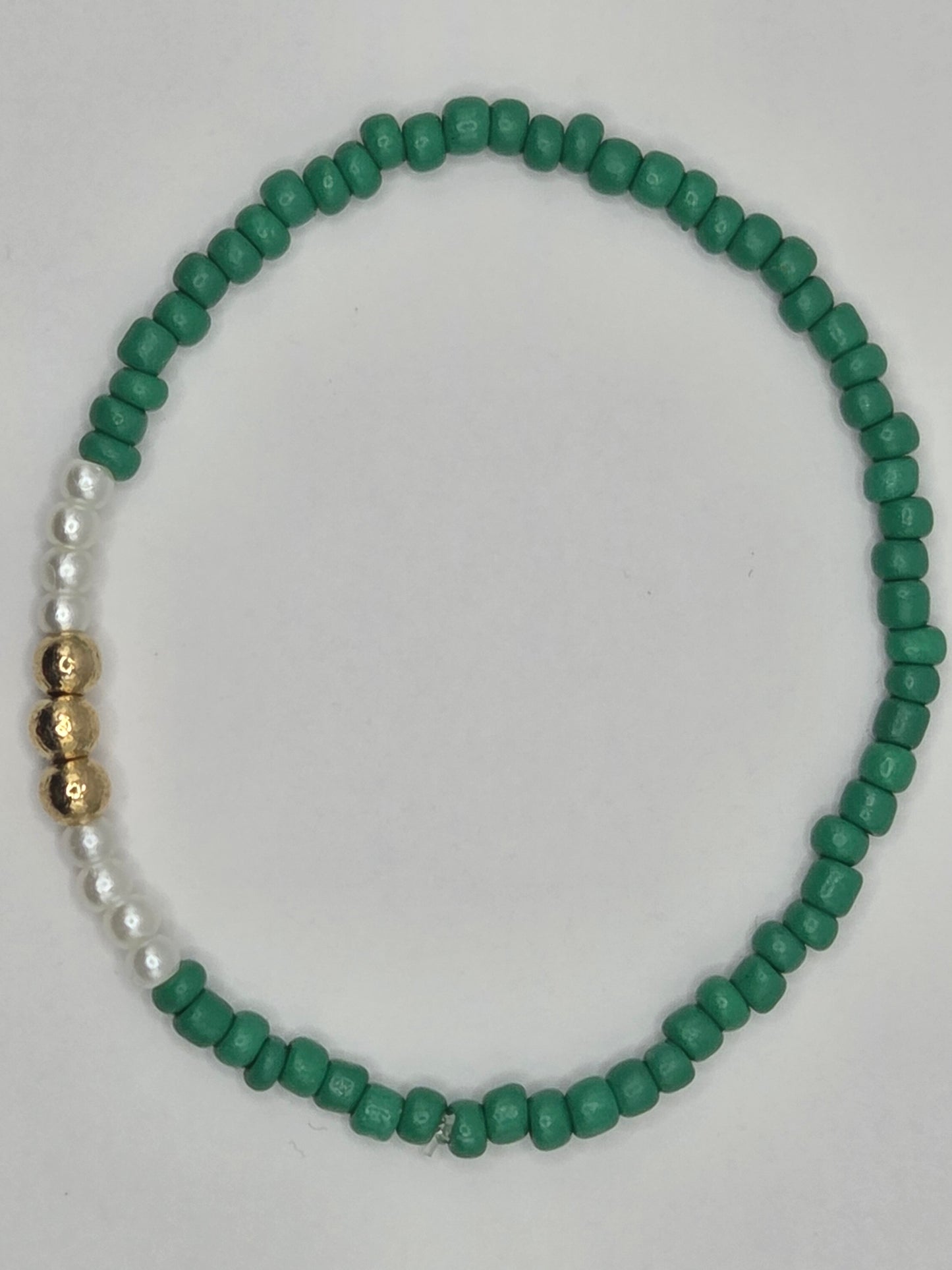 Handmade bracelet – customizable, with green and white beads
