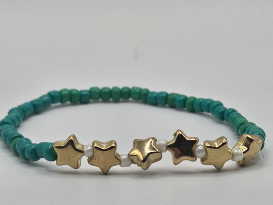 Handmade bracelet with green stars – customizable fashion jewelry as a gift or accessory