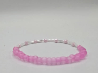 Sanfte Harmonie – handgefertigtes Armband in Rosa und Weiß