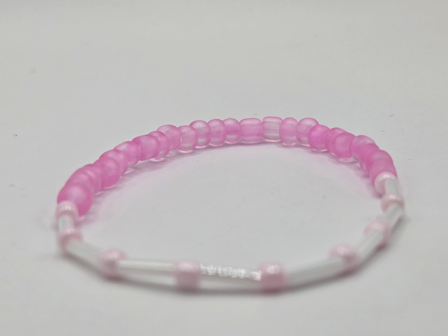 Sanfte Harmonie – handgefertigtes Armband in Rosa und Weiß