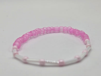 Sanfte Harmonie – handgefertigtes Armband in Rosa und Weiß