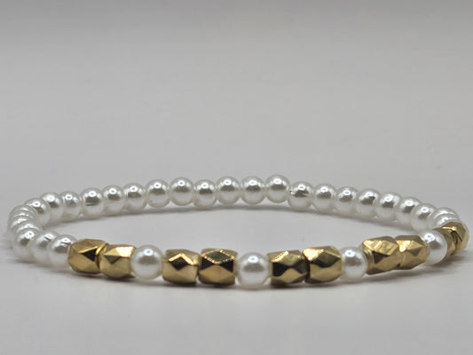 Minimalist bracelet in white