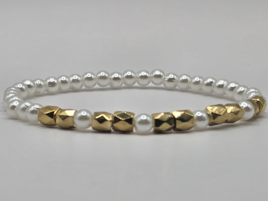Minimalist bracelet in white