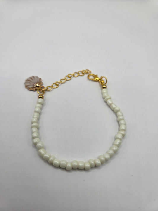 Handmade bracelet in white – clarity &amp; lightness