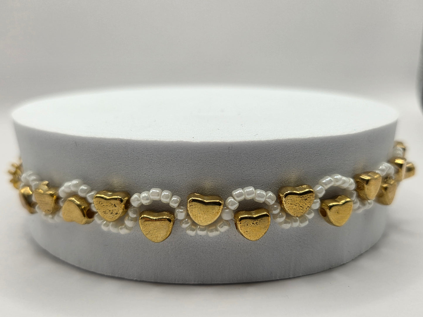 Handgemachtes weißes Armband mit Herzen