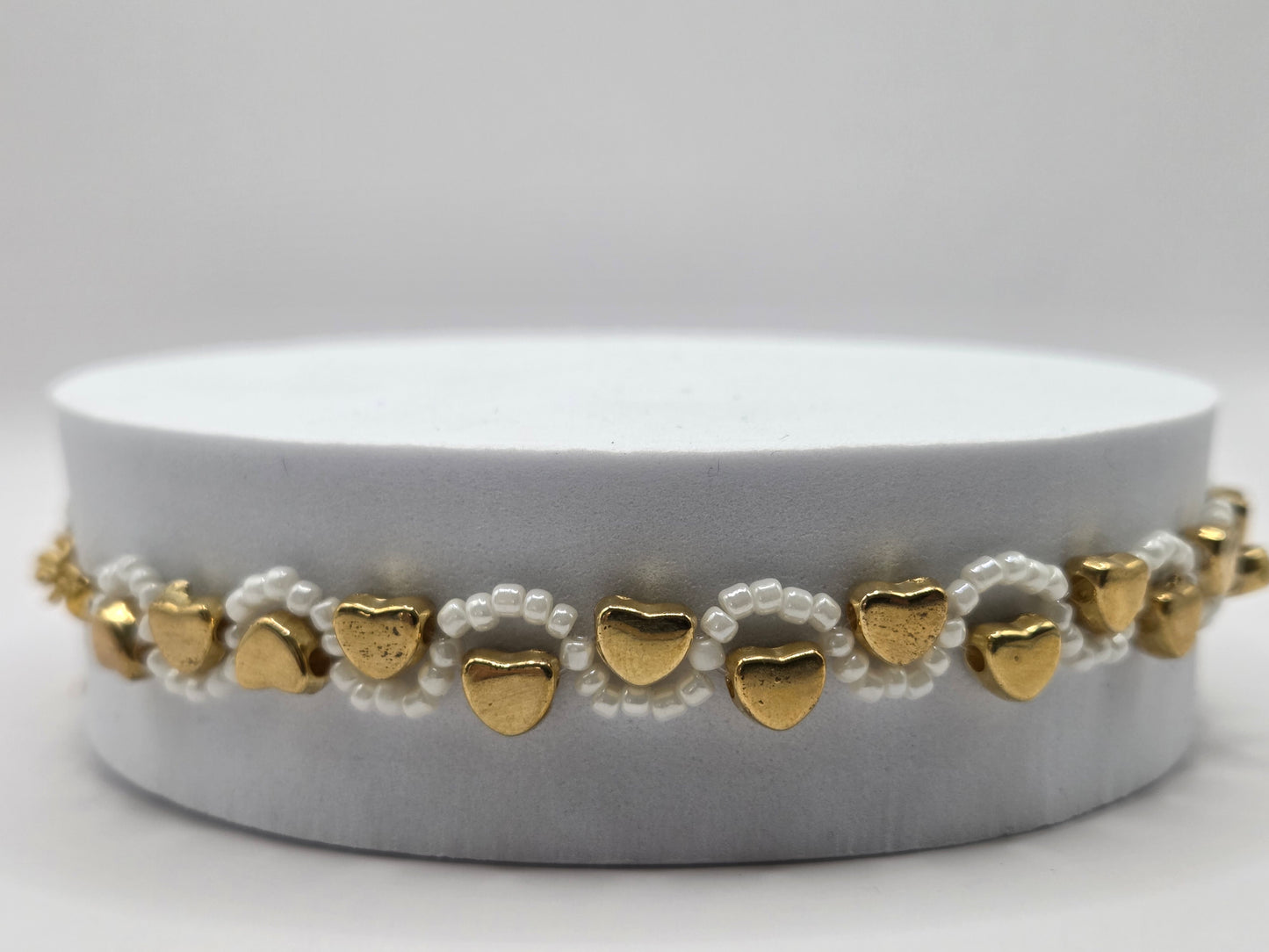 Handgemachtes weißes Armband mit Herzen