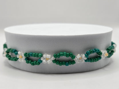 Handmade bracelet with daisy flowers in white and green
