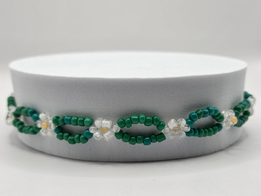 Handmade bracelet with daisy flowers in white and green